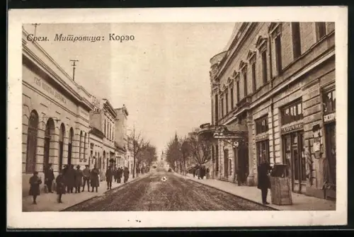 AK Srem Mitrovica, Korso, Strassenpartie mit Passanten