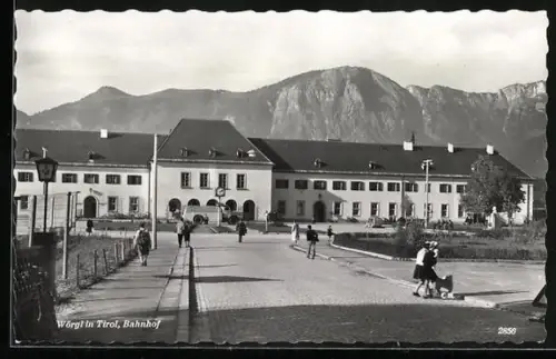 AK Wörgl in Tirol, Bahnhof mit Vorplatz