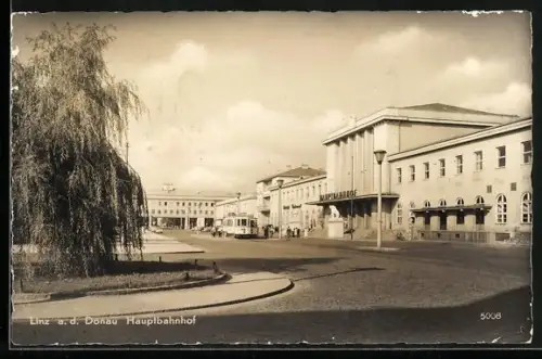 AK Linz a. d. Donau, Hauptbahnhof mit Strassenbahnen