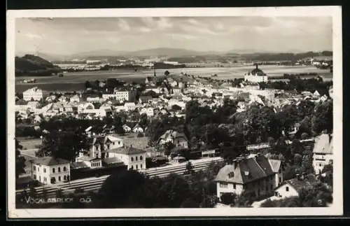 AK Vöcklabruck /O. Ö., Totalansicht mit Bahnhof und Fernblick aus der Vogelschau