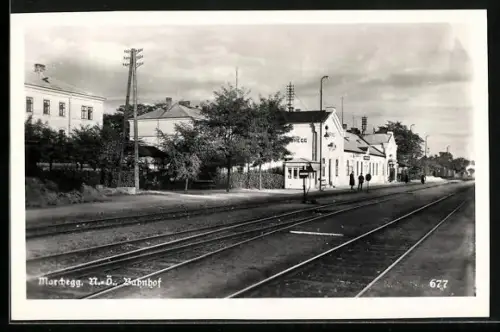 AK Marchegg, Bahnhof, Blick auf Bahngleise und Bahnsteig