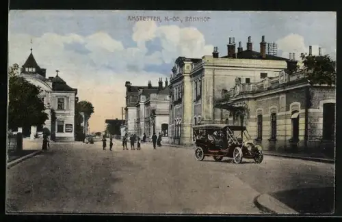 AK Amstetten /N.-Oe., Bahnhof, Auto, Passanten