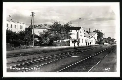 AK Marchegg, Bahnhof, Blick auf Bahngleise und Bahnsteig