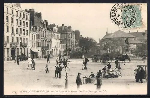 AK Boulogne-sur-Mer, La Place et la Statue Frédéric Sauvage