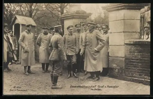 AK Generalfeldmarschall Graf v. Haeseler im Felde, mit Soldaten an einem Kaserneneingang