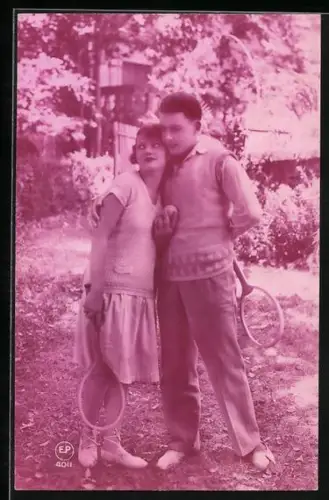 AK Pärchen mit Tennisschlägern unter den Bäumen, Er hält sie im Arm