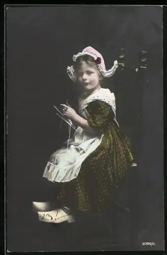 AK Mädchen in Tracht strickt