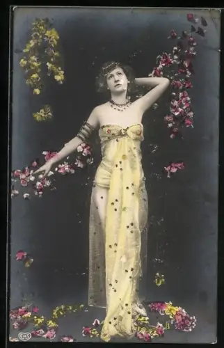Glitzer-Perl-AK Junge Frau in gelbem Gewand mit Blumen, mit Glitzer-Perlen dekoriert