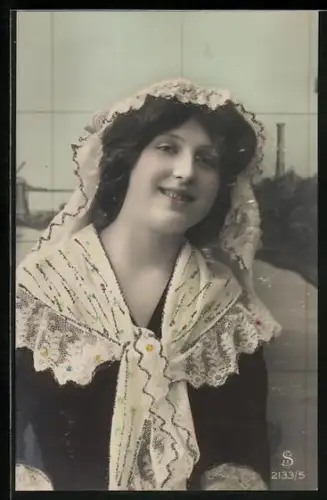 Glitzer-Perl-AK Portrait einer jungen Frau mit Kopftuch, mit Glitzer-Perlen dekoriert