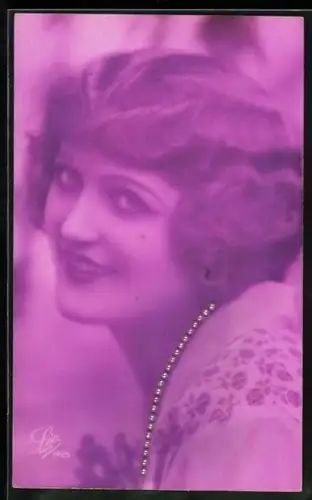 Glitzer-Perl-AK Porträt einer Frau mit Perlen am Kragen