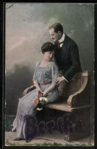 Glitzer-Perl-AK Paar bei einer Bank, Bertha mit Glitzer-Perlen