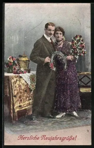 Glitzer-Perl-AK Paar mit Blumenstrauss und grossem Hufeisen, Kleid dekoriert mit Glitzer-Perlen