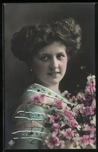 Glitzer-Perl-AK Porträt einer Dame mit Blumenstrauss, Gewand mit Glitzer-Perlen dekoriert