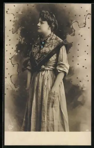 Glitzer-Perl-AK Porträt einer Dame mit Glitzer-Perlen und zwei Perlen am Kragen