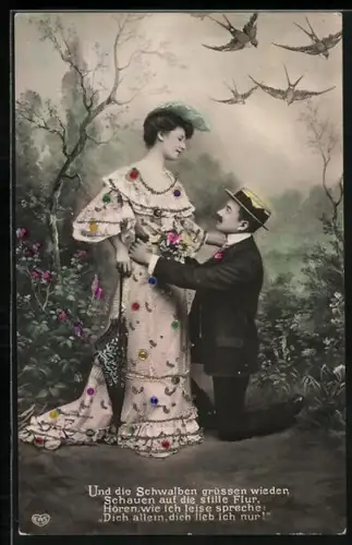 Glitzer-Perl-AK Mann kniet vor einer Frau mit glitzernd verziertem Kleid