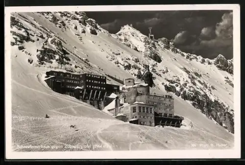 AK Schneefernerhaus, Berghütte gegen Zugspitzgipfel im Schnee