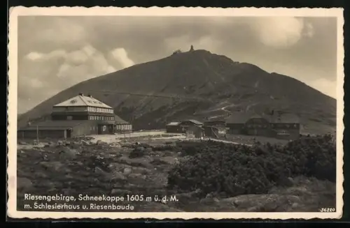 AK Riesenbaude, Berghütte und Schlesierbaude mit Schneekoppe, Riesengebirge