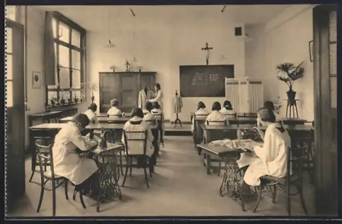 AK Brugge, Dag-en Kostschool der Zusters van den H. Jozef, Zilverstraat, 20, Een zaal voor snij-en-naallessen