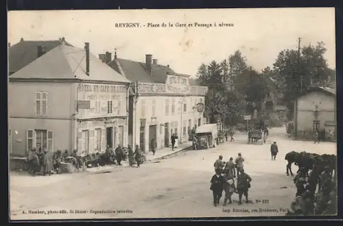 AK Revigny, Place de la Gare et Passage à niveau