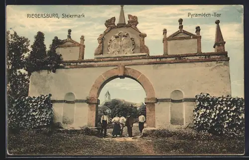 AK Riegersburg /Stmk., Leute am Pyramiden-Tor