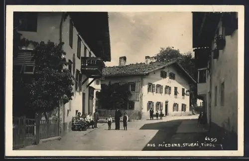 AK Mieders /Stubai, Strassenpartie mit Anwohnern