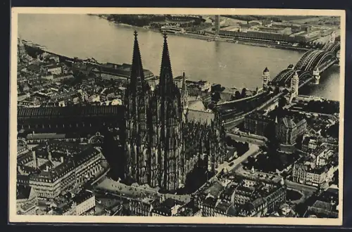 AK Köln /Rh., Fliegeraufnahme mit Hauptbahnhof, Dom, Hohenzollernbrücke
