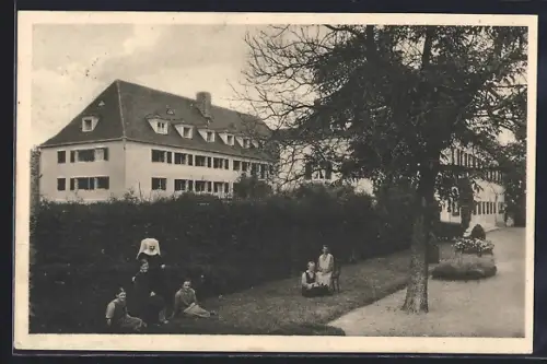 AK Westheim /Augsburg, Notburgaheim, mit Nonne und Zöglingen