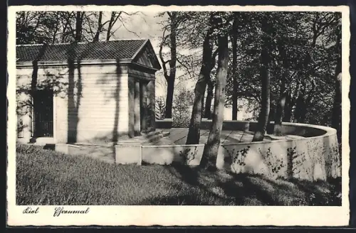 AK Kiel, Ehrenmal mit Bäumen