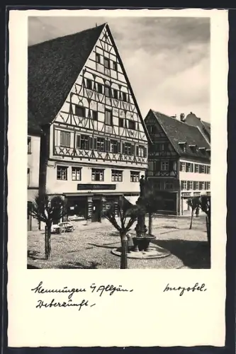 AK Memmingen i. Allgäu, Geschäft von Karl Kaisermann mit Brunnen