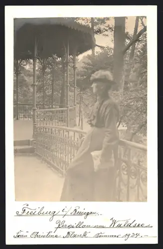 Foto-AK Freiburg i. Breisgau, Frau Christine Blank am Kurpavillon am Waldsee