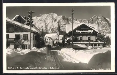 AK Seefeld i. T., Dorfstrasse gegen Dreitorspitze und Oefelekopf im Schnee