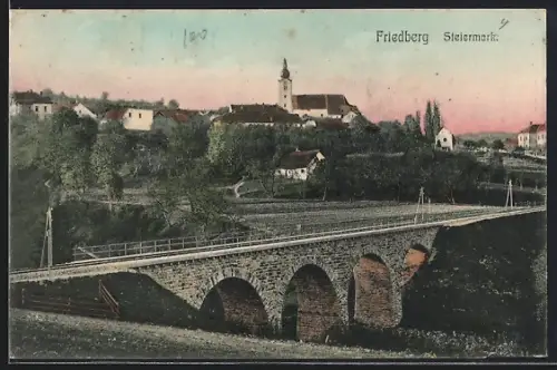 AK Friedberg /Steiermark, Ortspartie mit Eisenbahnbrücke und Kirche