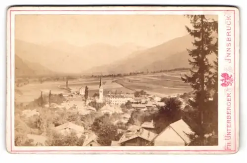 Fotografie Fr. Unterberger, Innsbruck, Ansicht Fügen im Zillerthal, Blick auf den Ort mit Bergpanorama, 1886