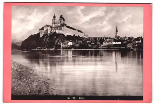 Fotografie unbekannter Fotograf, Ansicht Möck / Melk, imposantes Klosters Melk auf einem Hügel