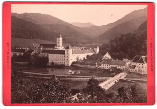 Fotografie Glaninger`s Neffe, Lilienfeld, Ansicht Lilienfeld, Klosteransicht mit malerischer Landschaft