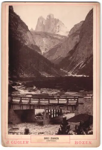 Fotografie J. Gugler, Bozen, Ansicht Ampezzo, Berglandschaft Drei Zinnen mit Brücke