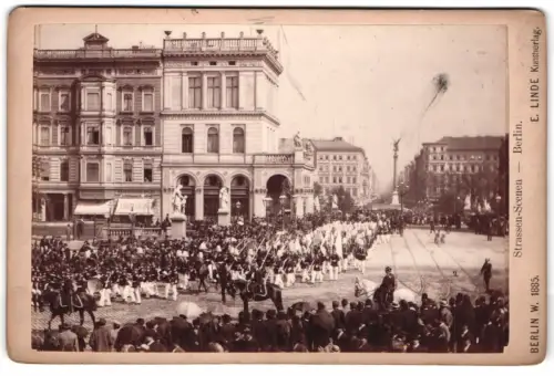Fotografie E. Linde, Berlin, Ansicht Berlin, militärische Parade am Belle-Alliance-Platz