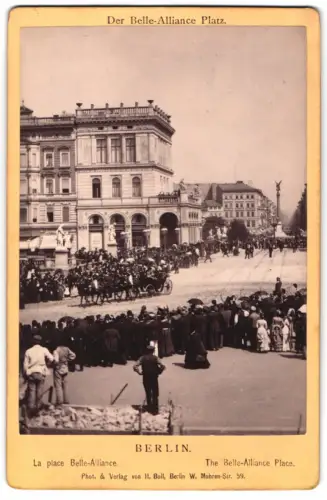 Fotografie H. Boll, Berlin, Mohren-Str. 59, Ansicht Berlin, Belle-Alliance Platz Parade mit kgl. Kutsche