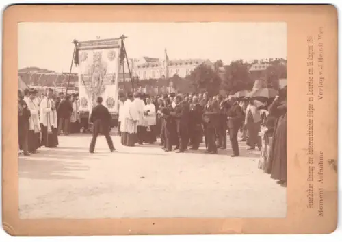 Fotografie J. Heindl, Wien, Ansicht Lourdes, Feierlicher Einzug der österreichischen Pilger in Lourdes, 1886