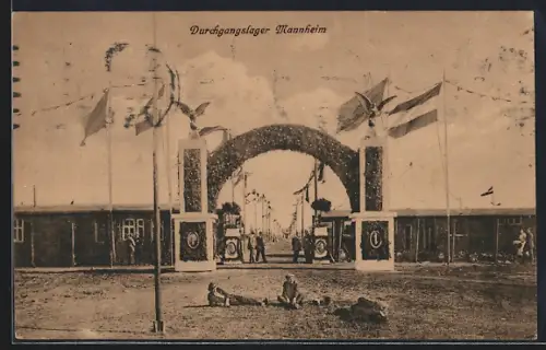 AK Mannheim, Durchgangslager, schöner Torbogen, Kriegsgefangene