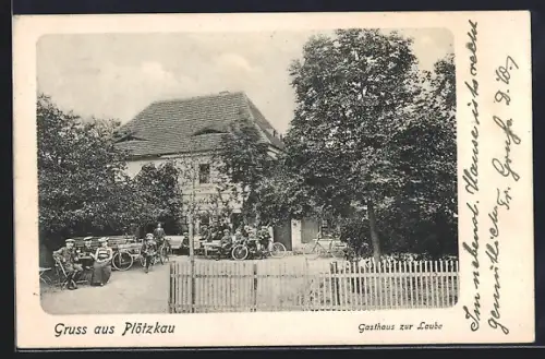 AK Plötzkau, Gasthaus zur Laube mit Fahrradfahrern