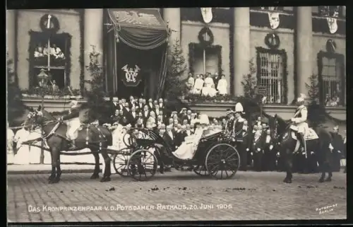 AK Potsdam, Das Kronprinzenpaar vor dem Potsdamer Rathaus 1905