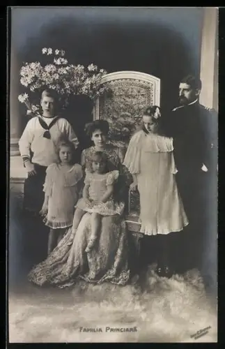 AK Familia Princiara, Ferdinand I. von Rumänien mit Familie