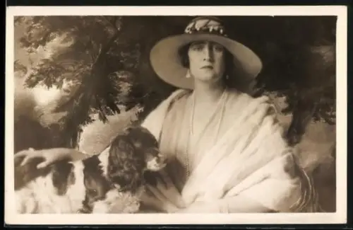 AK Königin Elisabeth von Griechenland mit ihrem Hund
