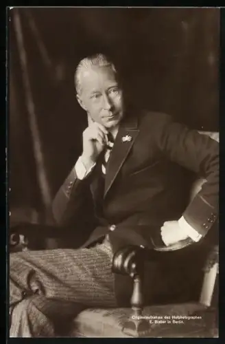AK Kronprinz Wilhelm von Preussen im Anzug auf einem Sessel