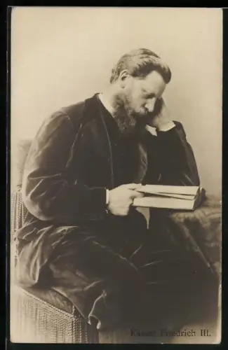 Foto-AK Friedrich Wilhelm III. von Preussen ein Buch lesend