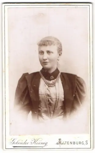 Fotografie Gebrüder Koenig, Altenburg, Ernst Strasse 14, Porträt einer Dame