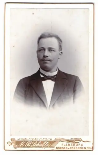 Fotografie M. B. Schultz, Flensburg, Norder-Hofenden 13, Porträt eines eleganten Herrn