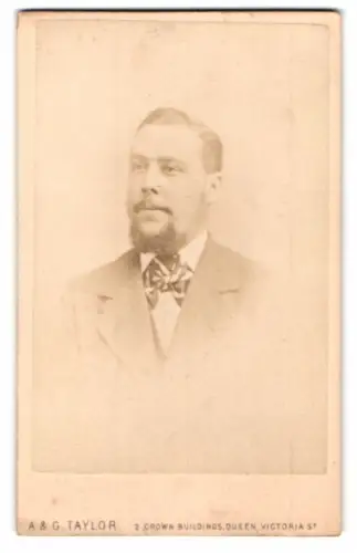 Fotografie A. & G. Taylor, London, 2 Crown Buildings, Porträt eines Mannes