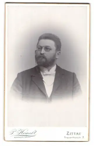 Fotografie Paul Meinelt, Zittau, Frauenthorstr. 7, Porträt eines Herrn mit Brille